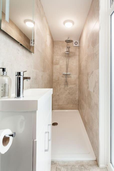 One Bedroom Apartment, Driveway, Bracknell Centre Eksteriør bilde